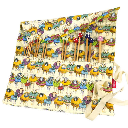 Nadeltas mit bunten Schafen und Stricknadeln