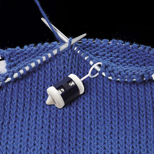 Strickreihenzähler fürs Rundstricken, an einem blauen Strickstück befestigt.
