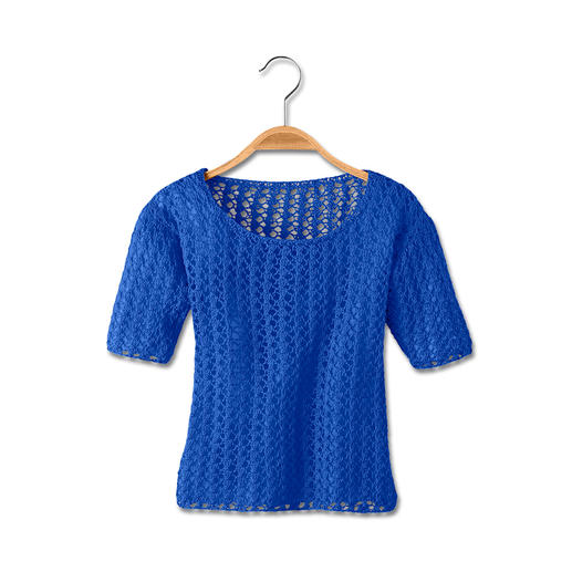 Pullover aus Cotton-Superfine II in lebhaftem Blau, aufgehängt.
