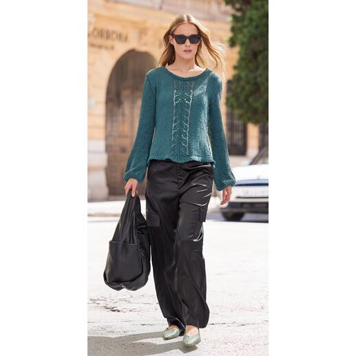 Blauer Pullover aus Cotonia II mit Zopfmuster und schmaler Silhouette.