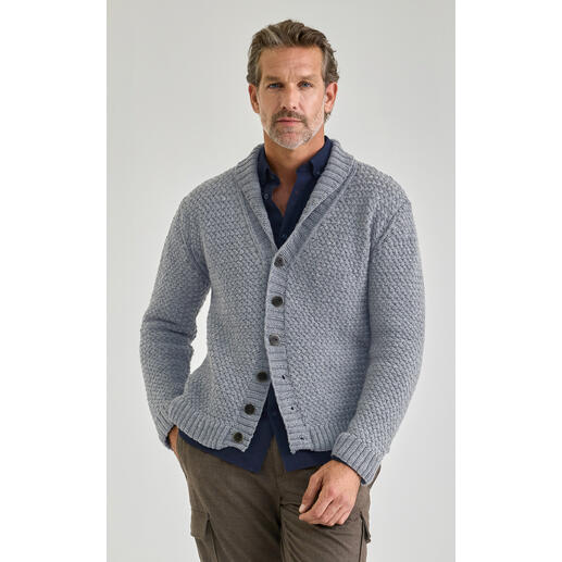 Mann trägt graue Merino-Jacke mit Knöpfen und einem dunkelblauen Hemd darunter.