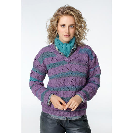 Frau trägt bunten Schal aus Fenella, im Winterlook mit langem Haar.