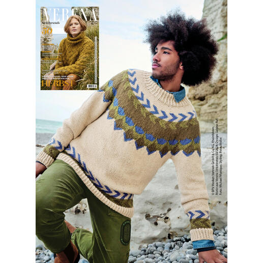 Herrenpullover mit Muster, männliches Model am Strand, Zeitschrift im Hintergrund.