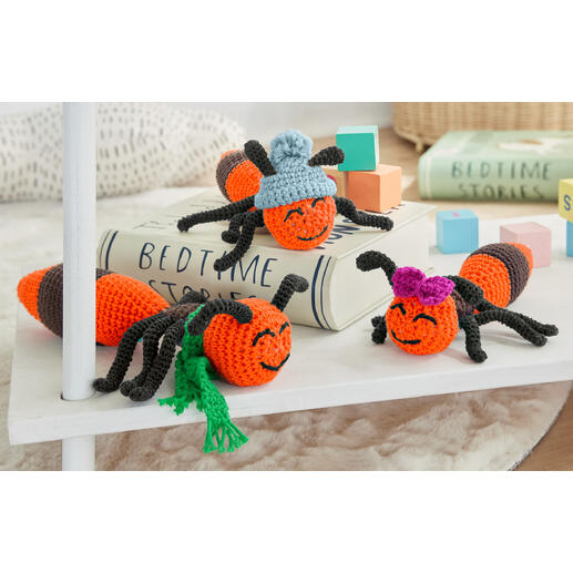 Vier gehäkelte Ameisen „Horst“, „Johannes“ und „Olivia“ mit bunten Hüten und Accessoires.