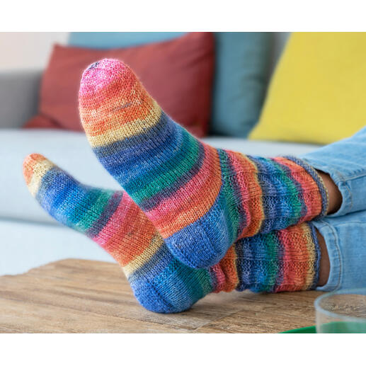 Bunte Socken in Größe 36/37 aus Hot Socks Riviera, liegen auf einem Tisch.