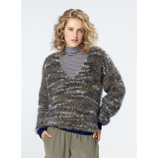 Frau trägt einen lässigen Pullover aus Bo. und Nuovo Merino 120, lässiger Look.