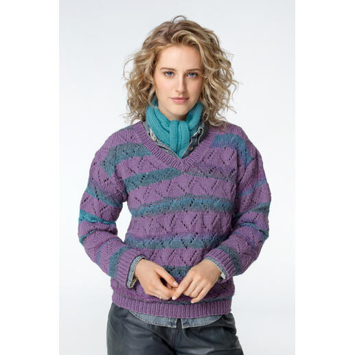 Frau zeigt einen Pullover aus Landwolle und Batique mit attraktivem Streifendesign.