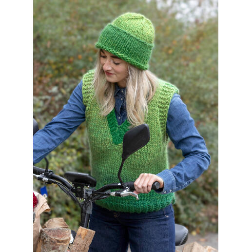 Pullunder mit V-Ausschnitt in Grüntönen, mit passendem Mütze.