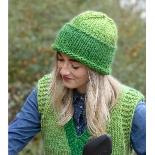 Grüne Mütze aus Chunky Degradé, die passende Mütze vom Pullunder.