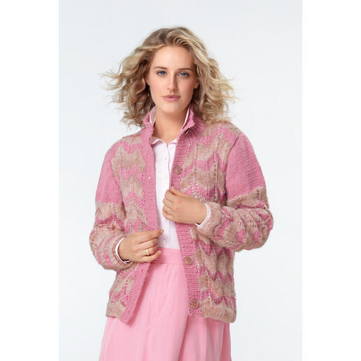 Rosa Jacke aus Landwolle mit Chevron-Muster.