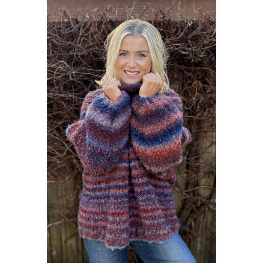 Rollkragenpullover aus Bulky Bouclé, gestreift in warmen Farbtönen.