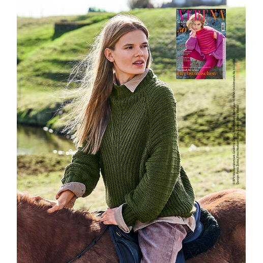 Dunkelgrüner Pullover aus Peru mit hohem Kragen und strukturiertem Muster.