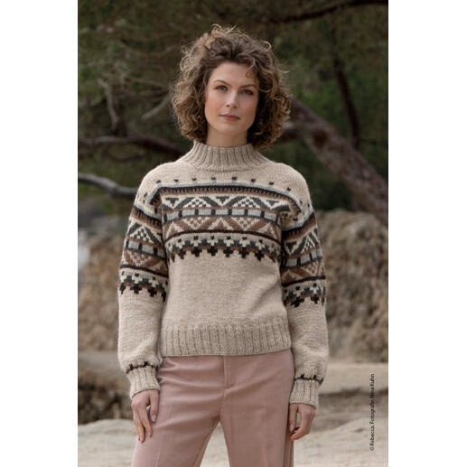 Beige Pullover aus Inca Nature mit traditionellem Muster.