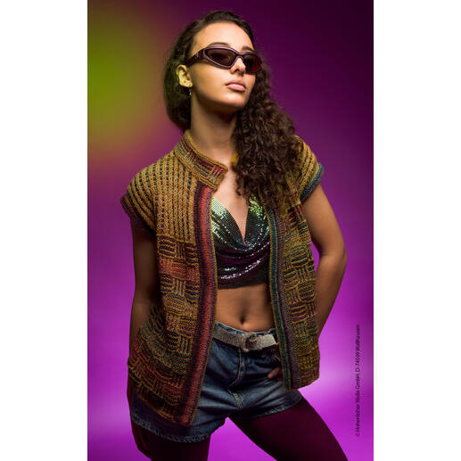 Frau trägt eine bunte Weste, posiert farbenfroh mit Sonnenbrille.