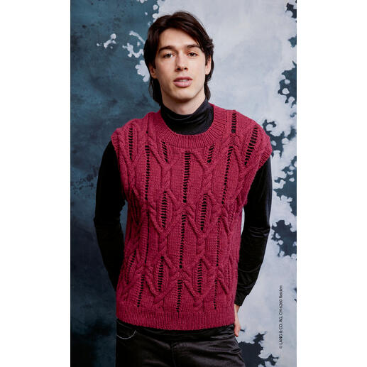 Mann trägt einen roten Herrenpullunder mit stylischem Zopfdesign.