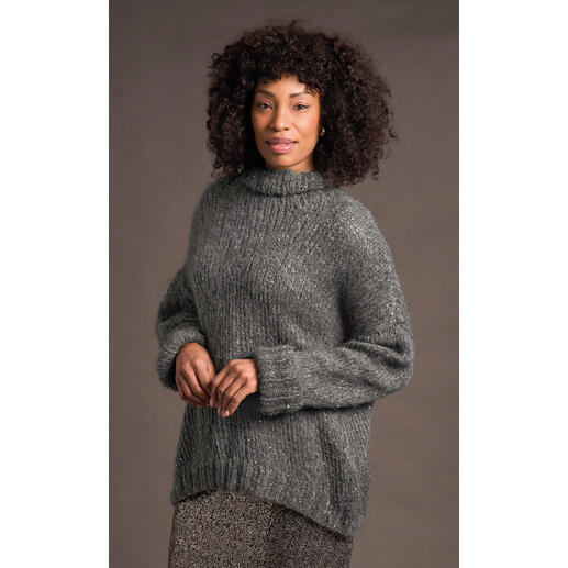 Dunkelgrauer Pullover aus Alpaca Sparkle mit hohem Kragen und lockerer Passform.