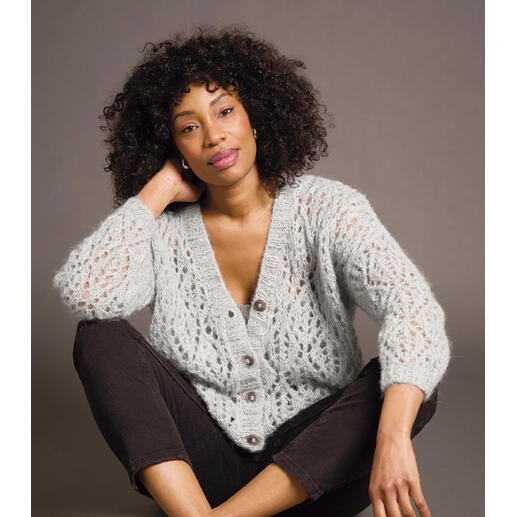 Helle, gestrickte Jacke aus Alpaca Sparkle mit V-Ausschnitt und Knöpfen.