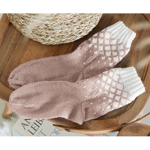 Socken aus Merino-Freizeit 4-fach, zart rosa mit weißem Musterdruck.