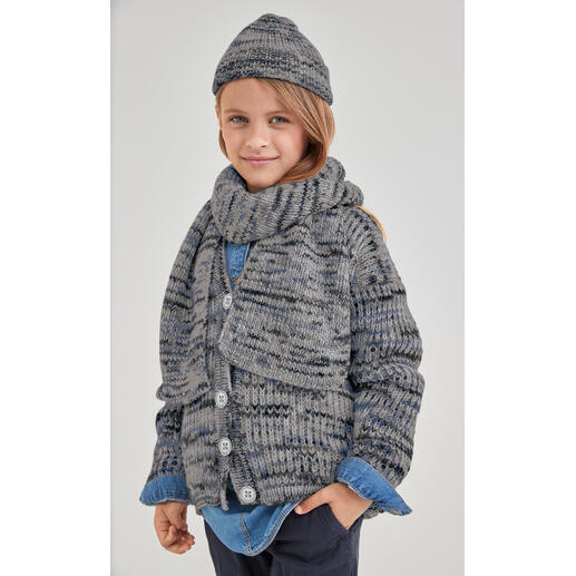 Jungenkind in gestreiftem Mützen und Schal aus Merino-Print, lächelnd.