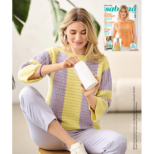 Süßer, quer gestrickter Pullover in lila und gelb.