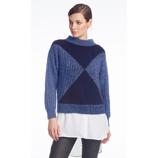 Pullover aus Wool-Cotton mit geometrischem Design in Blau und Schwarz.