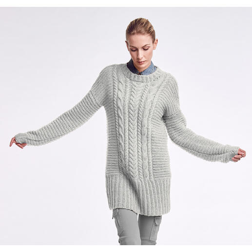 Grauer Pullover aus Wool-Cotton mit Zopfmuster und lockerem Schnitt.