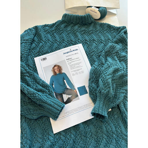 Blauer Merino-Cotton-Pullover zusammen mit Anleitung und Wolle.