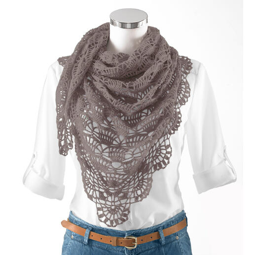 Häkel-Dreieckstuch aus Seidana® in hellem grau, elegant drapiert.