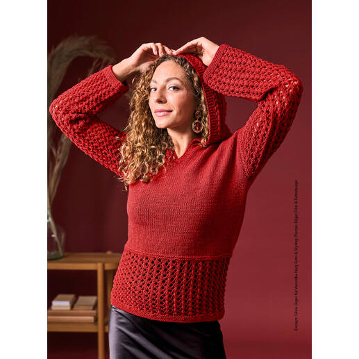 Frau trägt einen roten Kapuzenpullover aus Merino Stretch von Woolly Hugs.