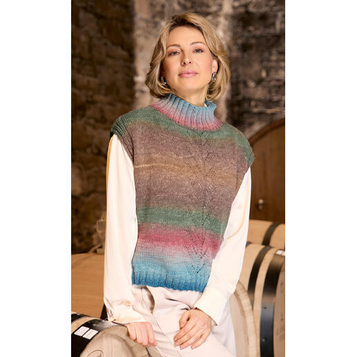 Frau in einem bunten Pullunder aus 1-2-3 Ideen Merino von Pro Lana.