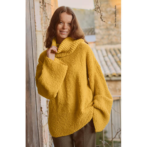 Frau zeigt einen gelben Pullover aus Sussurro von Katia