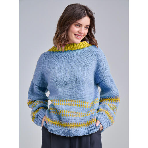 Frau trägt einen graublauen Pullover aus NewWool von Junghans-Wolle