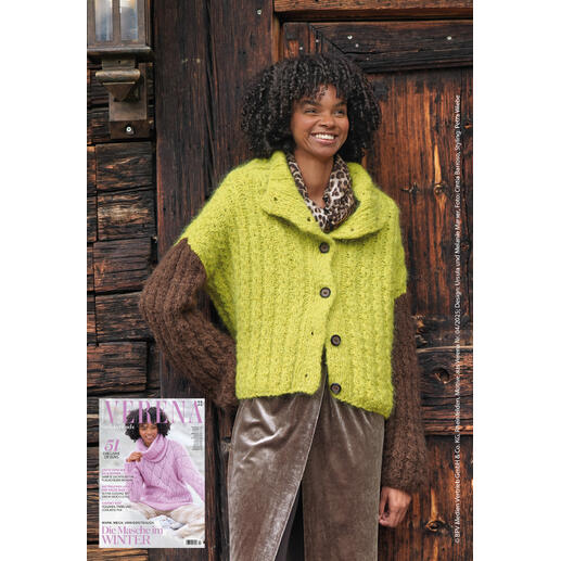 Frau trägt eine Jacke mit Stehkragen aus Nappy, vor einer Holzstruktur.