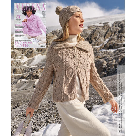 Jacke und Mütze aus Peru und Nappy in beige, abgebildet auf einem Modell in einer winterlichen Landschaft.