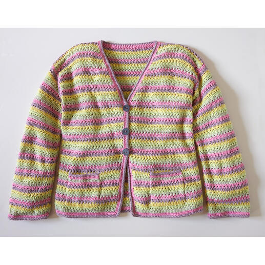 Häkeljacke aus Brillianto in bunten Streifen mit Knöpfen vorne.
