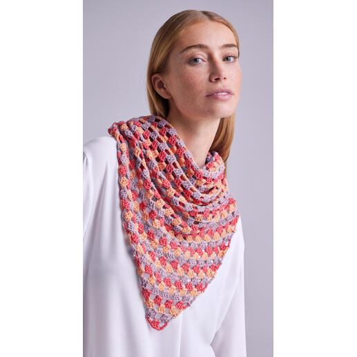 Gehäkeltes Dreiecktuch aus Recycle & Cotone in Rot-Orange-Farben.