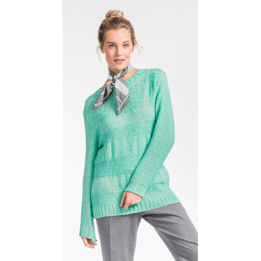 Frau trägt mintgrünen Pullover aus Varese mit einem schicken Halstuch.