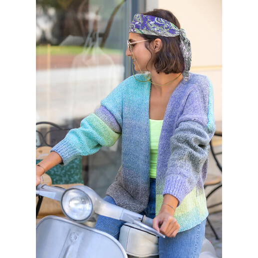 Damen-Jacke in sanften Farben, lässig am Roller, aus Pastello von Gründlund.