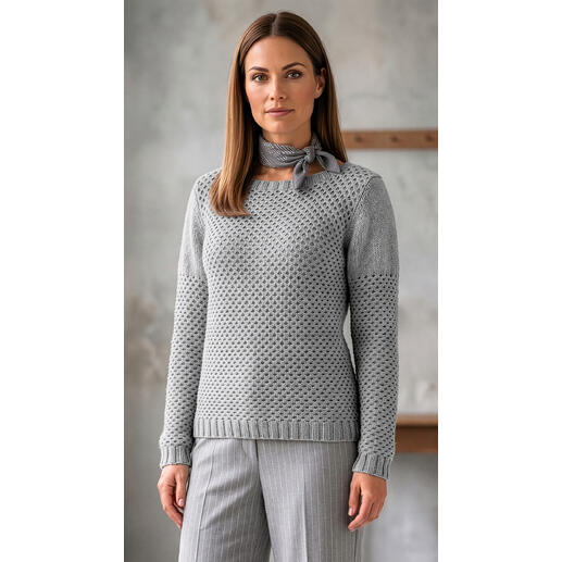 Grauer Pullover mit Lochmuster und Schleife am Hals, elegant und modern.