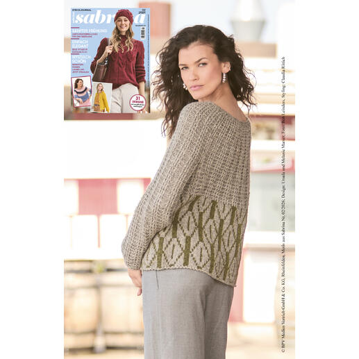 Frau in lässigem Pullover mit Jacquardmuster, Zeitschrift im Hintergrund