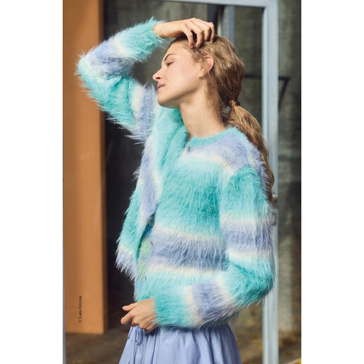 Jacke aus Basta Mista in hellblau mit zotteliger Textur.