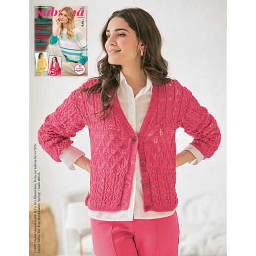 Frau in pinkfarbener Ajourjacke mit rotem Halsband und weißem Hemd.