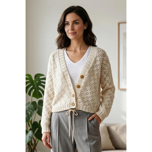 Beige Strickjacke mit Knöpfen und luftigen Mustern, charmant und modern.