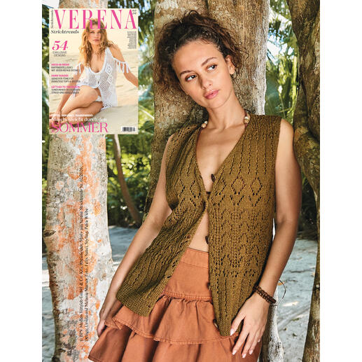 Frau trägt eine olivgrüne Weste aus Baumwolle im Freien vor Bäumen.