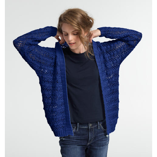 Frau trägt eine Jacke aus Nuovo Merino 120 von Junghans-Wolle.