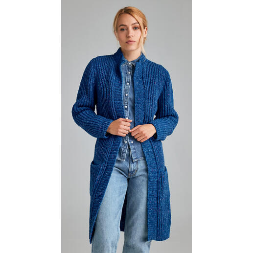 Blauer langer Mantel aus Punktino, mit Taschen und offen getragen.