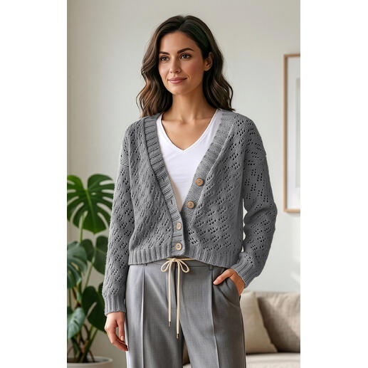 Graue Jacke aus Fenella mit dekorativem Muster, getragen von einer Frau.
