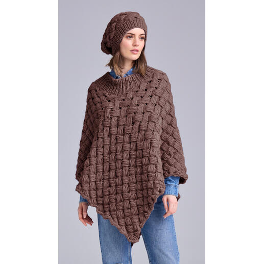 Brauner Poncho und passende Mütze aus NewWool, getragen von einer Frau.