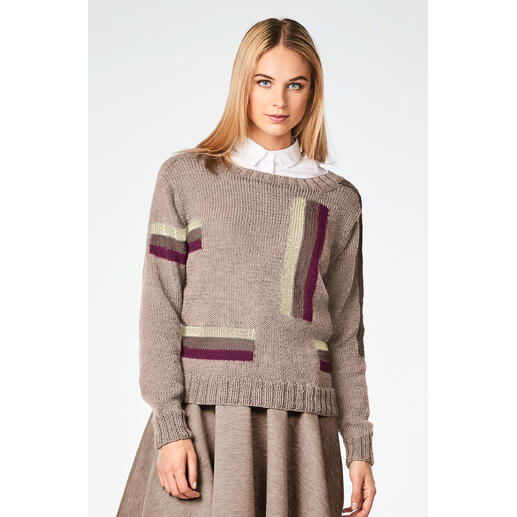 Beiger Pulli aus Merino-Extrafein, getragen von einer Frau mit einem Rock.