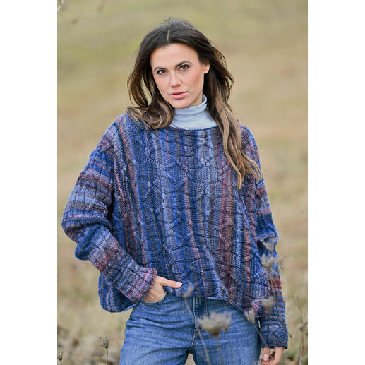 Bunter Quergestrickter Pullover aus Linie 566 Trento, Modell posiert im Freien.